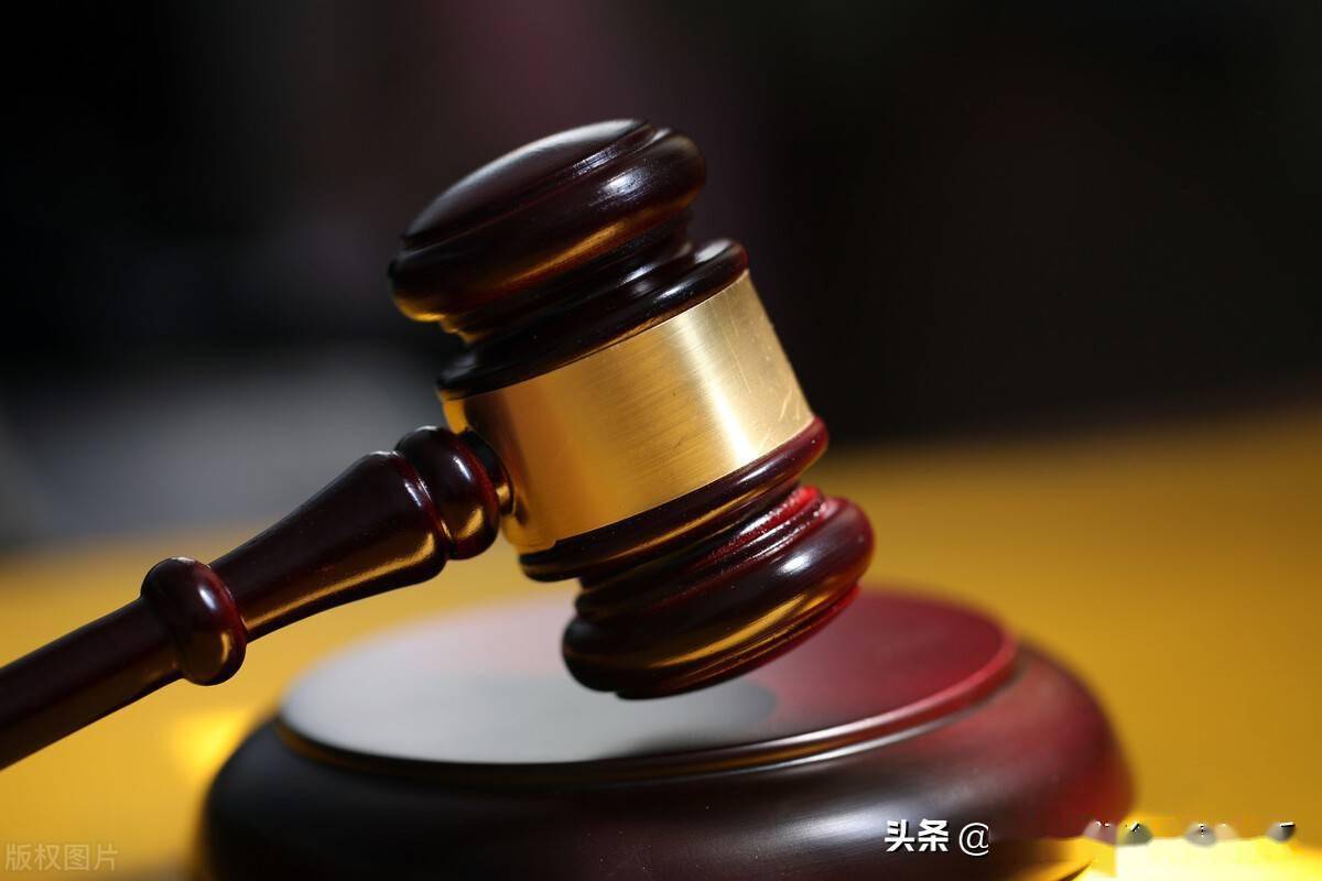 法槌与握手 法律日的象征意义与高清图片素材应用